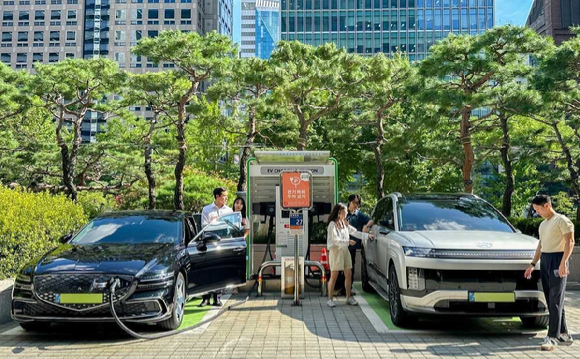 SK이노베이션 계열 직원들이 서울 종로구 SK서린빌딩에서 충전중인 현대자동차 대표 전기차 모델 아이오닉9과 eG80(전기화 모델)을 체험하고 있다. [사진=SK이노베이션]