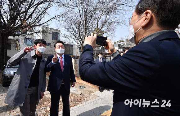 윤석열 대통령 당선인이 16일 오후 서울 종로구 통의동에 위치한 한 식당에서 점심 식사를 마친 후 산책을 하며 시민과 기념촬영을 하고 있다. [사진=김성진 기자]