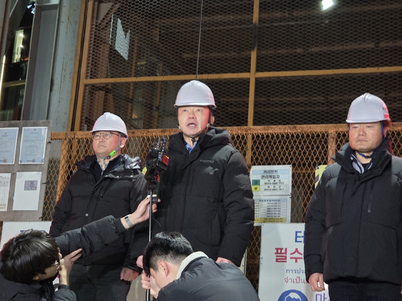 18일 오후 6시 5분께 송치영 포스코이앤씨 사장이 여의도역 신안산선 사고 현장을 찾아 사과 발언을 하고 있다. [사진=연합뉴스]