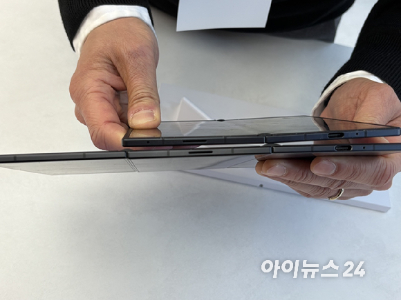 갤럭시 Z 트라이폴드에서 오른쪽 화면의 이미지를 중앙 화면으로 이동시키는 모습 [영상=권서아 기자]