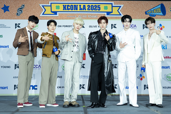 그룹 제로베이스원이 지난 1일(현지시간)부터 3일까지 미국 로스앤젤레스 크립토닷컴 아레나에서 열린 K-팝 팬&아티스트 페스티벌 '케이콘 엘에이 2025(KCON LA 2025)' 레드카펫 행사에 참석해 포즈를 취하고 있다. [사진=CJ ENM]