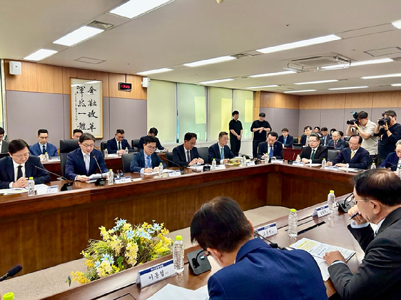 금융위원회는 4일 금융감독원과 함께 이억원 위원장 주재로 금융보안원, 전 금융업권별 협회, 주요 금융회사 등과 최근 금융권 침해위협 대응을 위한'전 금융권 긴급 점검회의'를 개최했다.[사진=도수화 기자] 