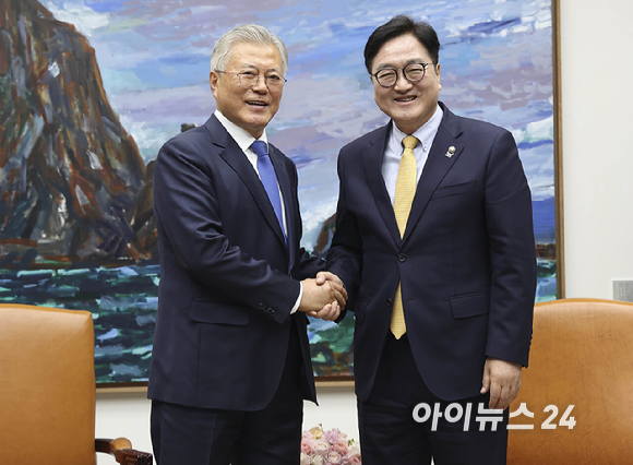 4·27 판문점선언 7주년 기념식 참석차 국회를 방문한 문재인 전 대통령이 25일 오후 서울 여의도 국회에서 우원식 국회의장과 기념촬영을 하고 있다. [사진=곽영래 기자]