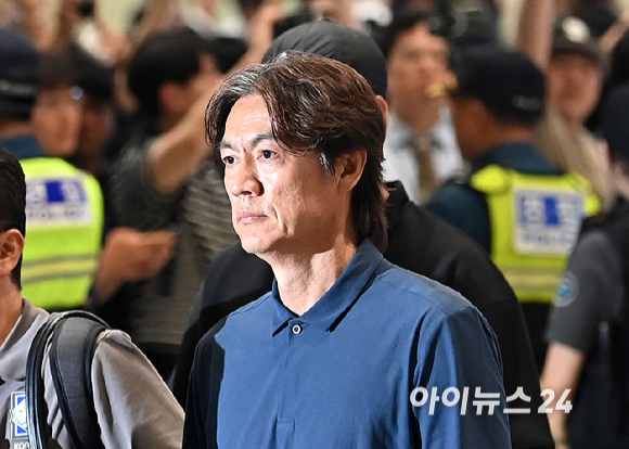 북중미월드컵 조별예선 탈락한 축구대표팀 홍명보 전 감독이 30일 오전 인천공항 제2청사를 통해 귀국하고 있다. [사진=곽영래 기자]