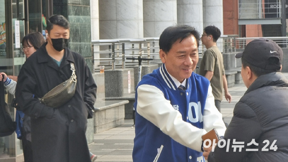 이광재 경기 성남 분당갑 더불어민주당 후보가 4일 분당 AK플라자 앞에서 시민을 만나 인사하고 있다. [사진=박정민 기자]