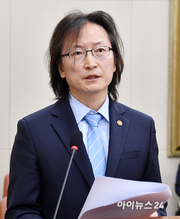 주병기 공정거래위원장이 12일 서울 여의도 국회에서 열린 정무위원회의 공정위 등에 대한 국정감사에서 업무보고를 하고 있다. [사진=곽영래 기자]