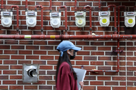 지난 2022년 11월7일 오후 서울 시내 한 주택가에 가스계량기가 설치돼 있다. 이날 한국지역난방공사에 따르면 올해 '1Mcal 당 주택용 열요금'이 4월 66.98원, 7월 74.49원, 10월 89.88원 등으로 잇달아 상승했다. 지난 2015년 9월 열요금 체계 개편 이후 한 해에 열요금이 세 차례 이상 오른 것은 올해가 처음이다. 열요금은 난방·온수 사용량을 계량기로 검침해 부과하는 금액이다.(기사와 무관한 사진) [사진=뉴시스]