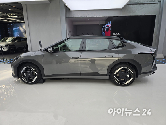 기아 'EV4' 정측면. [사진=김종성 기자]