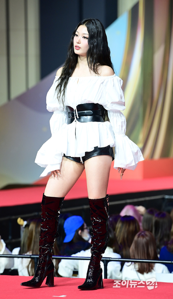 그룹 캣츠아이 윤채가 25일 오후 인천광역시 중구 운서동 인스파이어 아레나에서 열린 '2025 SBS 가요대전' 레드카펫 행사에 참석하고 있다. [사진=정소희 기자]