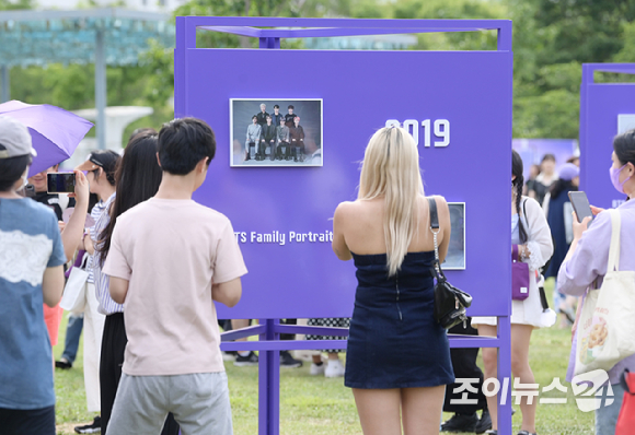 17일 서울 영등포구 여의도 한강공원에서 열린 방탄소년단 데뷔 10주년 FESTA @여의도(BTS 10th Anniversary FESTA @Yeouido)에 참석한 팬들이 'BTS 히스토리 월' 코너를 즐기고 있다. [사진=정소희 기자]