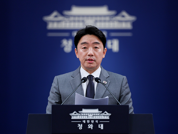 강훈식 비서실장이 29일 청와대 춘추관에서 '공직역량 강화' 핵심성과 및 추진계획 브리핑을 하고 있다. 2026.4.29 [사진=연합뉴스]