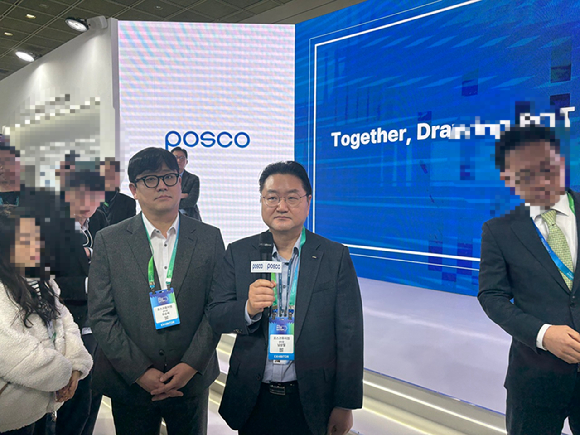 유승재 포스코퓨처엠 센터장(왼쪽), 남상철 포스코퓨처엠 센터장이 11일 서울 강남 코엑스에서 열린 인터배터리 2026에서 기자들과 질의응답을 하고 있다. [사진=이한얼 기자]