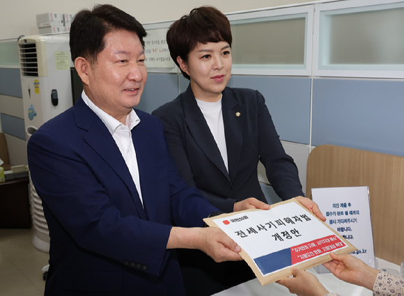 권영진(왼쪽), 김은혜 국민의힘 의원이 15일 오전 서울 여의도 국회 의안과에서 전세사기 피해자 지원 및 주거안정에 관한 특별법 개정안을 제출하고 있다. 2024.07.15. [사진=뉴시스]