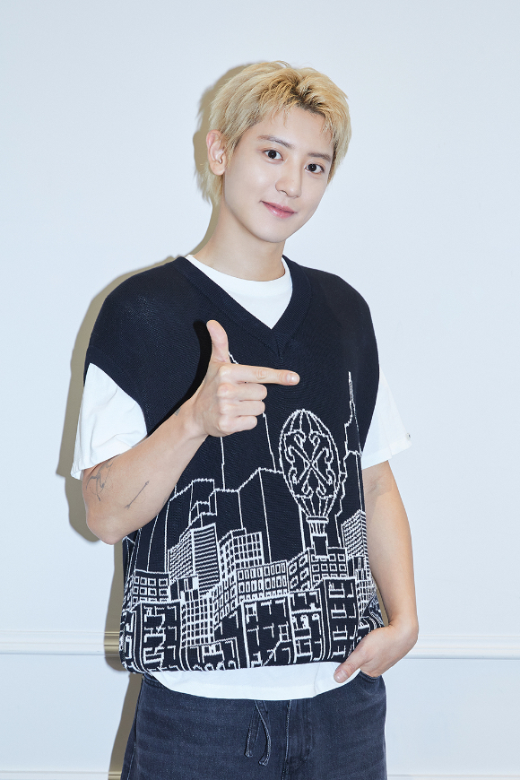 엑소 찬열이 첫 솔로 미니앨범 'Black Out'(블랙 아웃) 공개를 앞두고 포즈를 취하고 있다. [사진=SM엔터테인먼트]