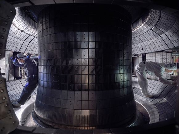 핵융합연구원 연구진이 텅스텐 디버터로 교체한 KSTAR 진공용기 내부를 확인하고 있다.[사진=핵융합연]