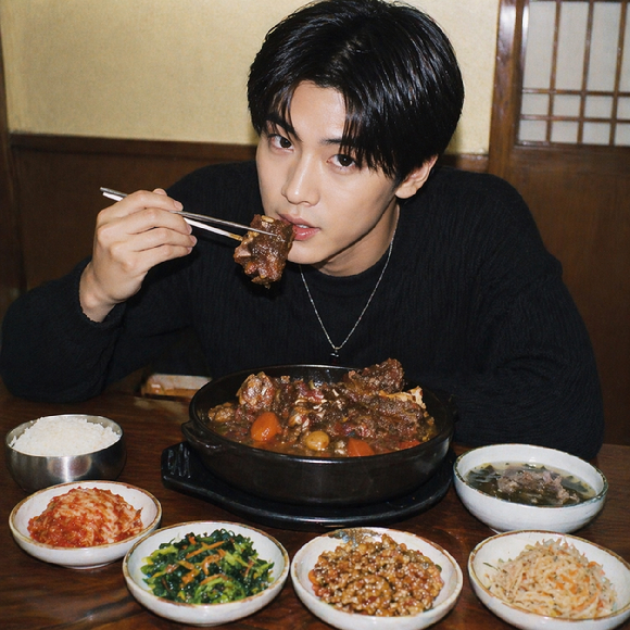 호두를 매일 한 줌씩 섭취하는 식습관이 콜레스테롤과 심혈관 건강 개선에 도움을 줄 수 있다는 연구 결과와 전문가 설명이 나왔다. 사진은 갈비찜과 호두볶음 등 반찬을 먹고 있는 AI 생성 이미지로, 본 기사 내용과 무관. [사진=챗GPT]