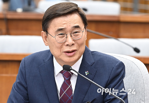 이종석 국가정보원장 후보자가 19일 오전 서울 여의도 국회에서 열린 인사청문회에서 질의에 답변하고 있다. [사진=곽영래 기자]