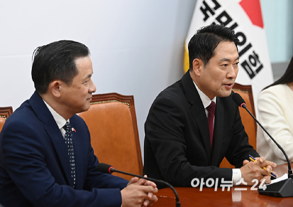 장동혁 국민의힘 대표가 21일 서울 여의도 국회에서 다이 빙 주한중국대사를 접견해 인사말을 하고 있다. [사진=곽영래 기자]