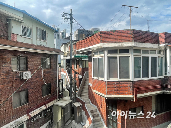 13일 서울 성동구 행당동의 한 공인중개사무소 창문에 주택 매물 안내문이 붙어 있다. 전용 23㎡ 규모의 원룸은 보증금 1000만원&middot;월세 60만원, 방 두 개짜리 주택은 보증금 5000만원&middot;월세 70만원에 나와 있다. [사진=정승필 기자]
