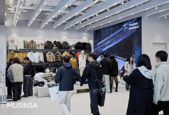 무신사 스탠다드 성수점을 방문한 고객들이 쇼핑하고 있는 모습. [사진=무신사]