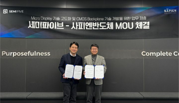 조명현 세미파이브 대표(왼쪽)와 이명희 사피엔반도체 대표가 마이크로 디스플레이 기술 경쟁력 강화 및 CMOS 백플레인 기술 개발 협력을 위한 전략적 업무협약(MOU)을 체결하고 기념 사진을 찍고 있다. [사진=세미파이브]