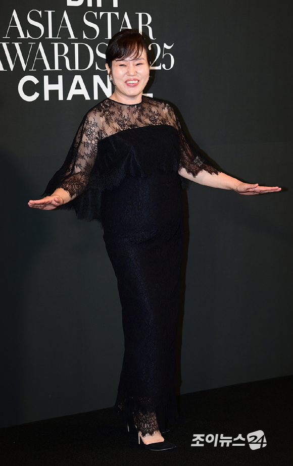 배우 김금순이 18일 부산 해운대구 중동 파라다이스호텔에서 열린 '2025 마리끌레르 아시아스타어워즈' 포토콜 행사에 참석하고 있다. [사진=정소희 기자]