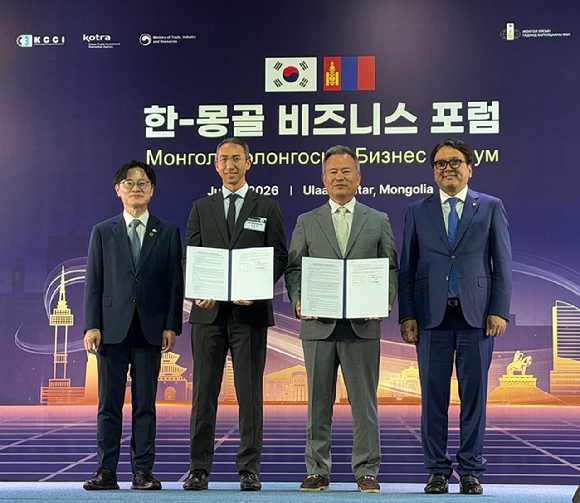 지난 9일 남양유업이 몽골 대표 식품 유통기업 '막시무스 디스트리뷰션(Maximus Distribution LLC)'과 3년간 100억 원 규모의 K-푸드 수출 확대를 위한 업무협약(MOU)을 체결했다. 김정관 산업통상부 장관, 김승언 남양유업 대표집행임원(사장), 배상곤 막시무스 대표, 토그미드 도르지한드(Togmid Dorjkhand) 몽골 부총리(왼쪽부터)가 기념촬영을 하고 있다. [사진=남양유업]