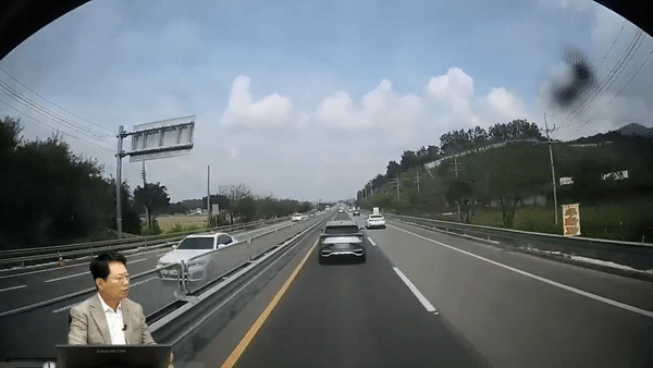 소방차가 지난달 12일 정오쯤 경남 사천시 인근에서 발생한 불을 끄기 위해 출동한 가운데 한 차량이 진로 방해하고 있다. [영상=유튜브 '한문철TV']