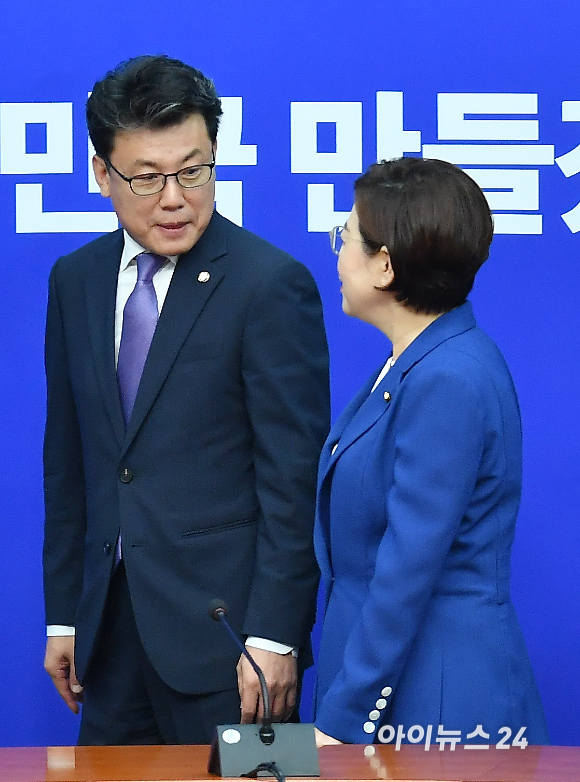 더불어민주당 진성준 정책위의장과 국민의힘 김정재 정책위의장이 7일 오전 서울 여의도 국회에서 열린 여야 정책위의장 상견례를 하고 있다. [사진=곽영래 기자]