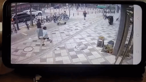 세종 BRT 버스가 인도로 돌진하는 사고가 발생한 가운데, 당시 빠른 판단력으로 아이를 구한 어머니의 모습이 화제가 되고 있다. 영상은 해당 사고 당시 상황. [영상=온라인 커뮤니티]
