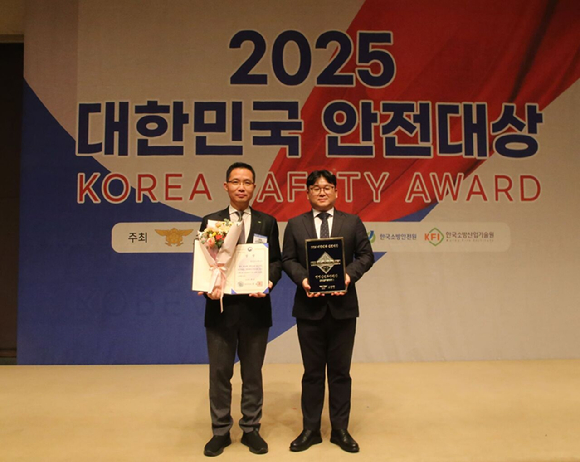 3일 서울 중구 한국프레스센터에서 열린 '제24회 대한민국 안전대상' 시상식에서 한국토지주택공사 직원들이 행정안전부 장관상 수상 기념사진을 촬영하고 있다. [사진=LH]