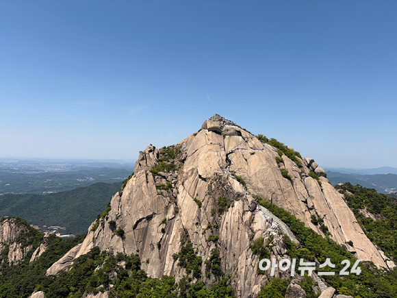 화창한 봄날 날씨를 보인 9일 북한산 정상 백운대와 인수봉이 그림 같은 풍경을 자아내고 있다. [사진=정소희 기자]