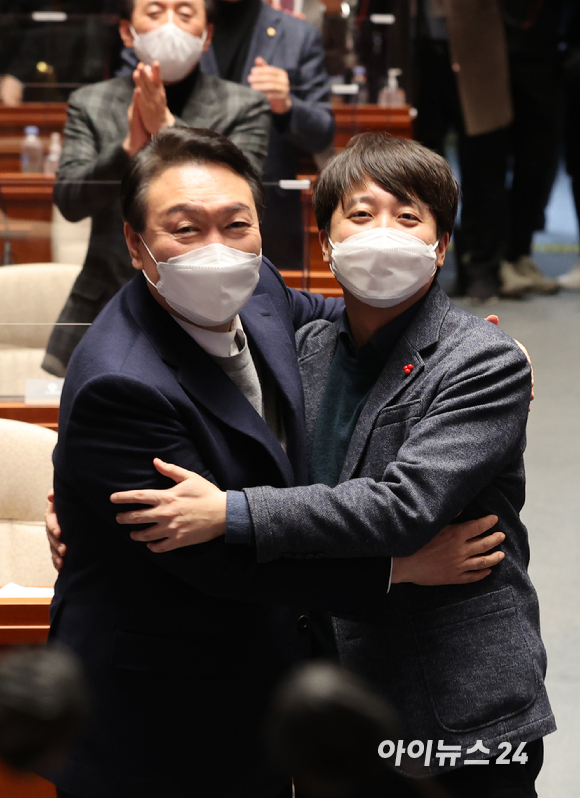 윤석열 국민의힘 대선후보가 지난 8일 서울 동작구의 한 이마트에서 장을 보는 모습을 공개했다. [사진=윤석열 국민의힘 대선후보 인스타그램 ]