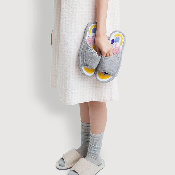 자주 지압 거실화. [사진=신세계까사]