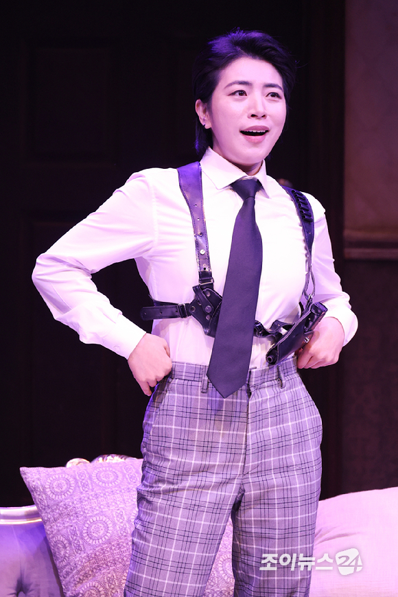 배우 정인지가 19일 오후 서울 종로구 동숭동 대학로티오엠에서 진행된 연극 '오펀스' 프레스콜에 참석해 열연을 펼치고 있다. [사진=문수지 기자]