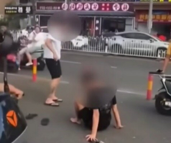 바닥에 주저 앉아 좀비담배를 피우고 있는 모습. [사진=X 갈무리]