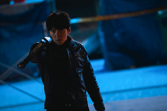 '조각도시' 지창욱이 인터뷰에 앞서 사진촬영을 하고 있다. [사진=월트디즈니 컴퍼니 코리아]