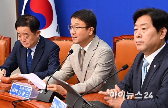 한병도 더불어민주당 대표 직무대행 겸 원내대표가 6일 오전 서울 여의도 국회에서 열린 최고위원회의에서 모두발언을 하고 있다. [사진=곽영래 기자]