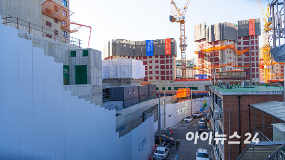 서울의 한 아파트 시공현장. [사진=김민지 기자]