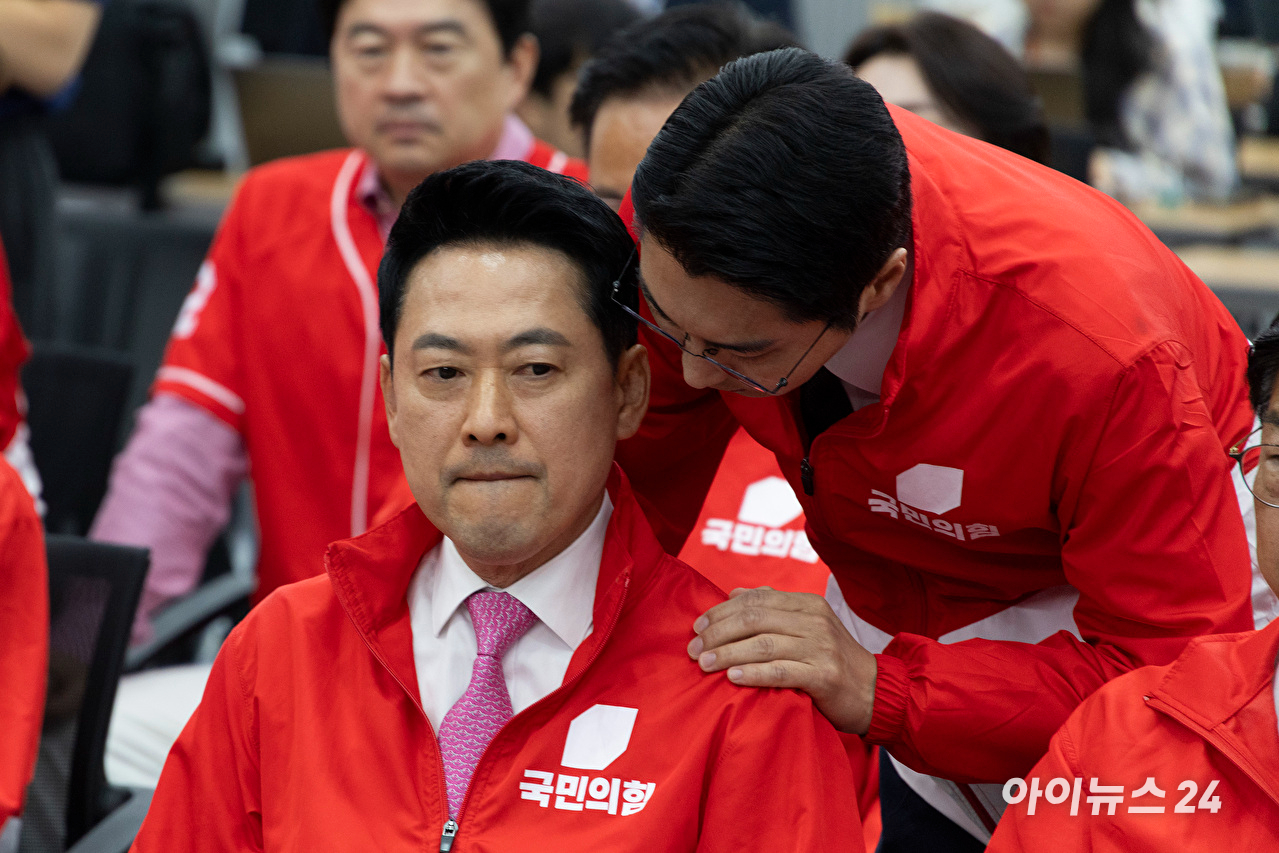 더불어민주당 정청래 대표와 한병도 원내대표를 비롯한 선대위 지도부가 3일 서울 여의도 국회 의원회관에 마련된 제9회 전국동시지방선거 및 국회의원 재보궐 선거 개표종합상황실에서 출구조사 결과를 지켜보고 있다. [사진=정소희 기자]