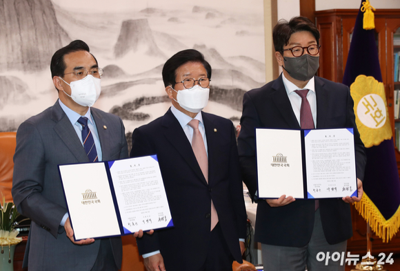 박병석 국회의장(가운데)과 박홍근 더불어민주당 원내대표(왼쪽), 권성동 국민의힘 원내대표(오른쪽)가 지난 22일 국회 국회의장실에서'검수완박'(검찰 수사권 완전 박탈) 중재안 관련 합의문에 서명한 뒤 기념 촬영을 하고 있다. [사진=김성진 기자]