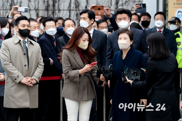 박근혜 전 대통령이 24일 오전 서울 일원동 삼성서울병원에서 퇴원 수속을 마치고 병원을 나서며 취재진의 질문에 답하고 있다. [사진=정소희 기자]