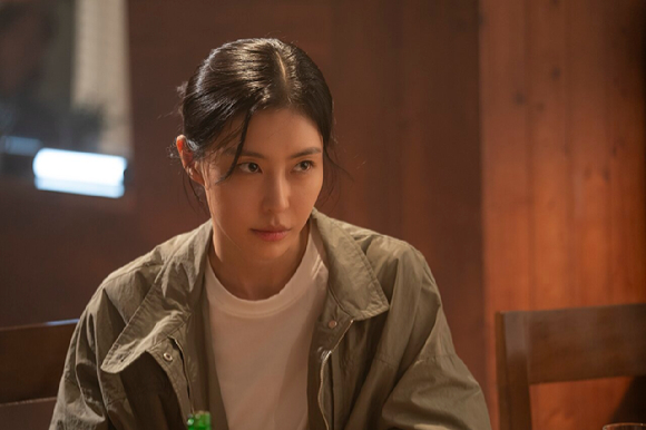 배우 서민주가 영화 '정보원' 인터뷰에 앞서 포즈를 취하고 있다. [사진=엔에스이엔엠]