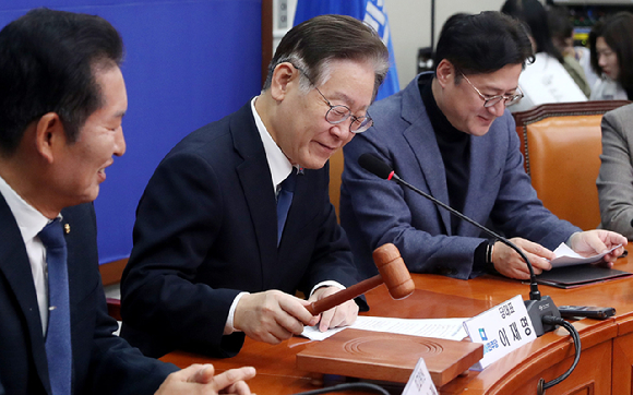 지난달 23일 이재명 더불어민주당 대표가 국회에서 열린 최고위원회의에서 의사봉을 두드리고 있다. [사진=뉴시스]