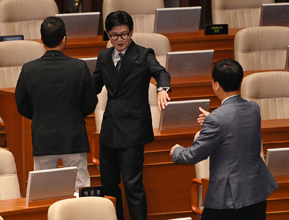 한동훈 무소속 의원이 11일 서울 여의도 국회에서 본회의가 끝난 뒤 국민의힘 박정훈, 정성국 의원과 인사를 나누고 있다. [사진=곽영래 기자]