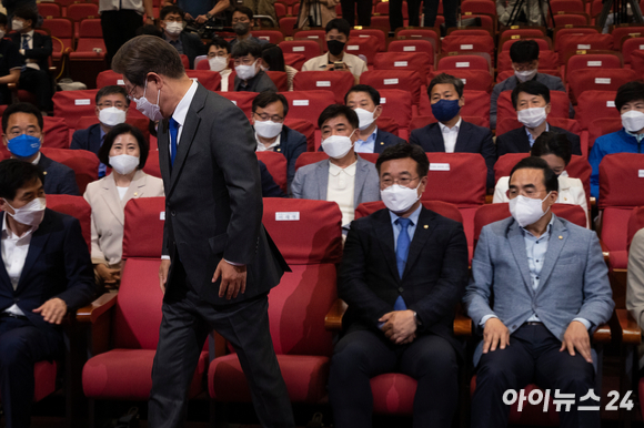 이재명 총괄선거대책위원장이 1일 저녁 서울 여의도 국회의원회관에 마련된 더불어민주당 개표상황실에서 인천 계양을의 지역구로 이동하기 위해 자리에서 일어나 이동하고 있다. 이날 출구조사에서는 더불어민주당이 광역단체장에서 4곳에서 1위로 나오는 결과가 나왔다. [사진=김성진 기자]