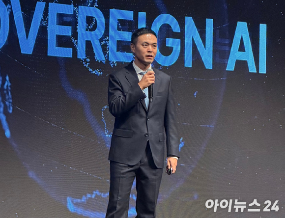 유경범 네이버클라우드 국방사업 총괄 전무가 변화하는 전장 환경, 국방 소버린 AI 가속화를 위한 제언을 주제로 발표하고 있다. [사진=최효경 기자]