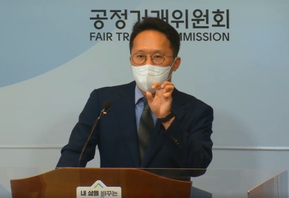 정신기 공정거래위원회 정신기 민수입찰담합조사팀장이 14일 공정위 브리핑실에서 신용카드 제조, 공급업체 선정 입찰 담합 제재&middot;관련 입찰제도 개선안에 대해 설명하고 있다. [사진=e브리핑]