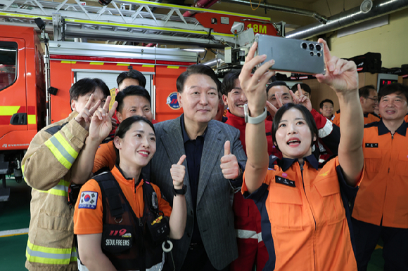 윤석열 대통령이 30일 서울 중구 서울중부소방서를 방문해 근무자들과 기념촬영하고 있다. [사진=대통령실]