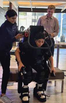 하반신이 마비된 27세의 제시카 타윌이 외골격 보조기를 통해 10년 만에 걷게 된 영상이 전 세계적으로 인기를 끌었다. [사진=틱톡 @jesstawil]